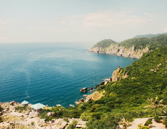 Фуйен — скалы, маяк и побережье